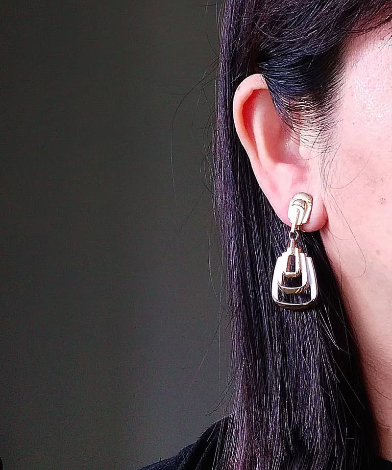vintage jewelry Trifari 垂墜白琺瑯幾何造型夾式耳環