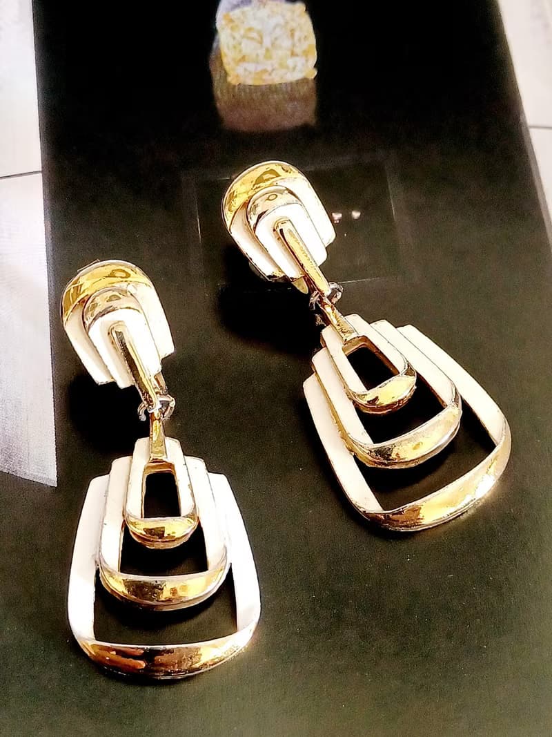 vintage jewelry Trifari 垂墜白琺瑯幾何造型夾式耳環
