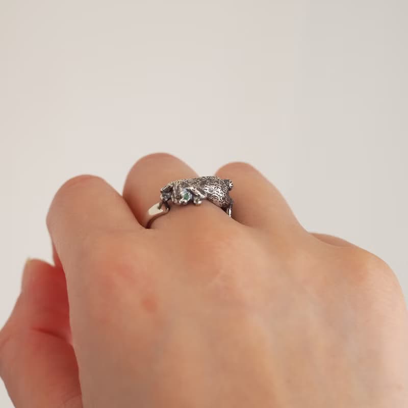 ふりむきロップイヤーのリング エメラルド