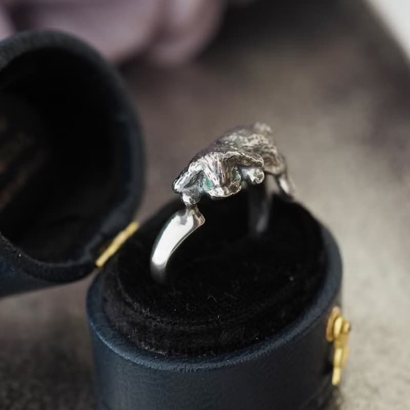 ふりむきロップイヤーのリング エメラルド