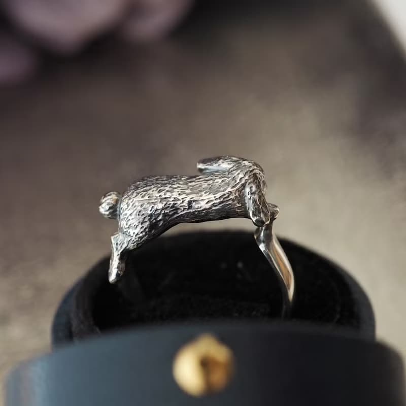 ふりむきロップイヤーのリング エメラルド