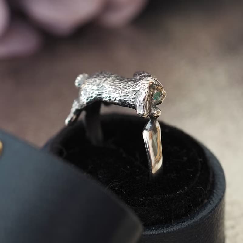 ふりむきロップイヤーのリング エメラルド