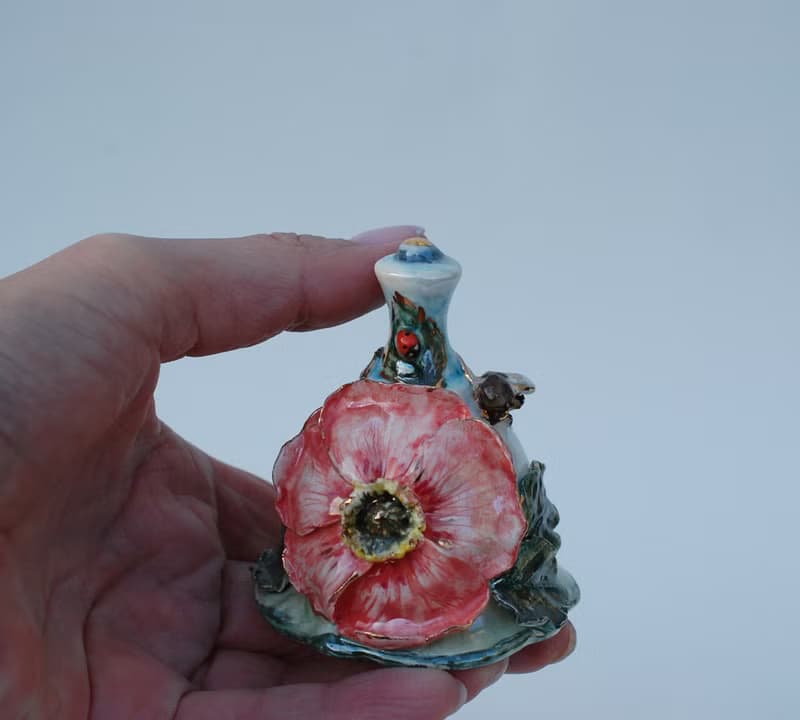 野薔薇薔薇花瓷鈴瓢蟲蜜蜂蝴蝶粉紅花植物塑像
