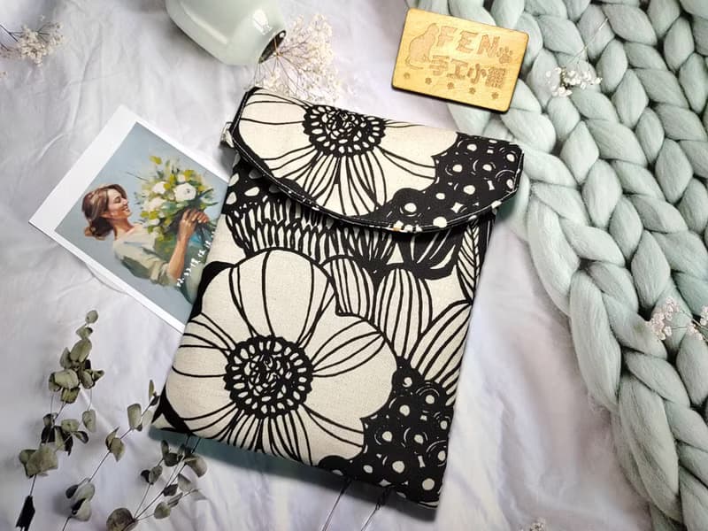 北歐系列-日本布料北歐黑底白大花-電子書保護套-袋蓋磁釦款-閱讀
