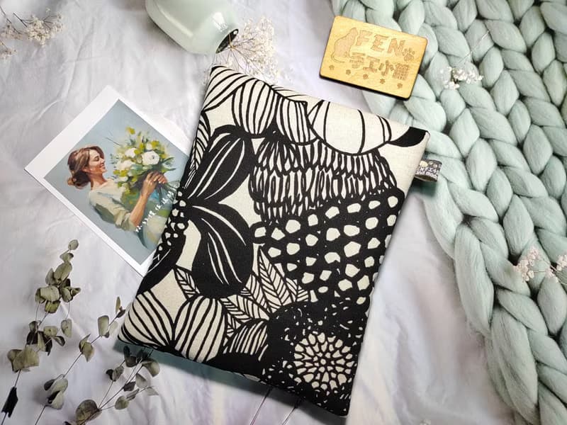 北歐系列-日本布料北歐黑底白大花-電子書保護套-袋蓋磁釦款-閱讀