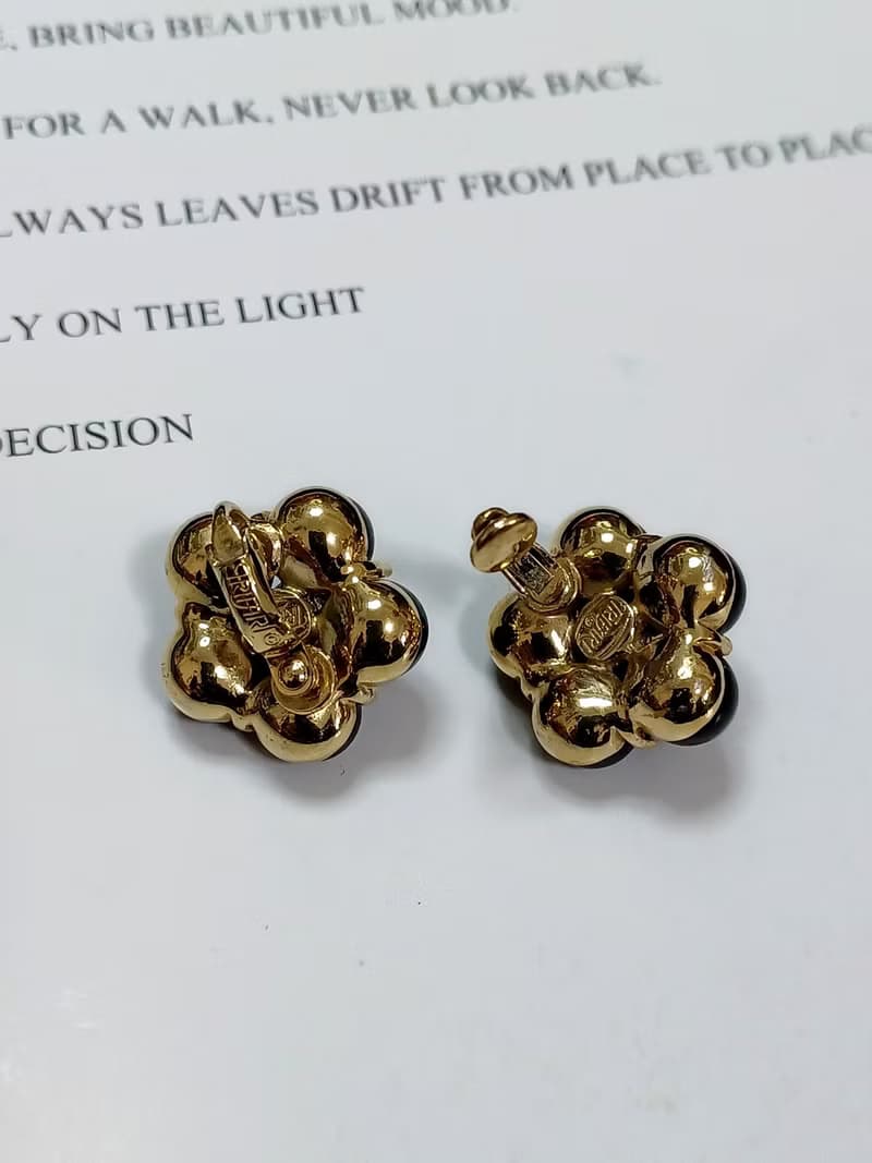 vintage jewelry  古董TRIFARI 夾式耳環 黑色山茶花