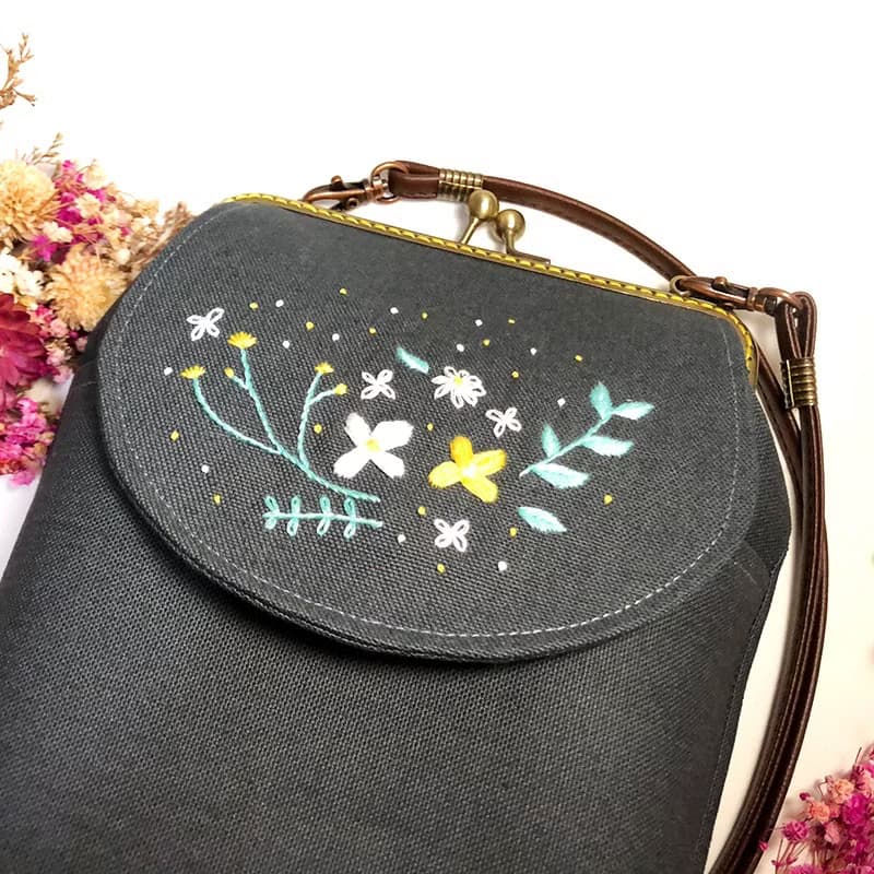 刺繡花肩背側背精緻口金包