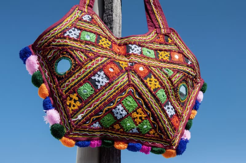 手工刺繡斜背包 民族風包 側背包 肩背包 手工包 刺繡包-沙漠花朵