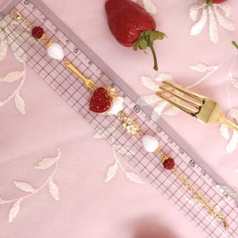 いちごのブレスレット