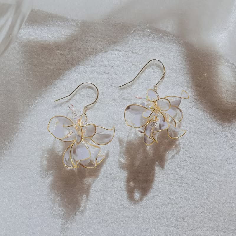 【裙襬-寶寶藍】垂墜耳環 | 水晶花飾品