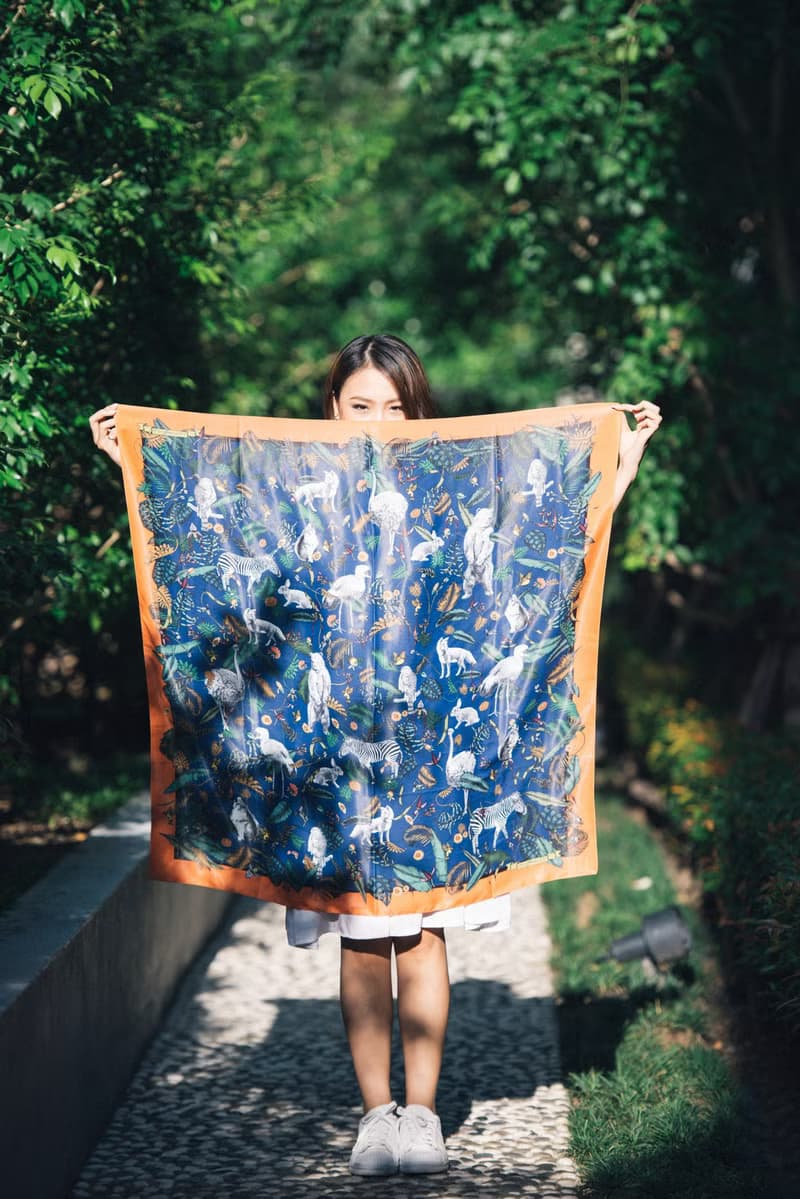 亞馬遜 - 深藍底絲巾／圍巾 (Amazon Scarf in Dark Blue with Orange boarder)