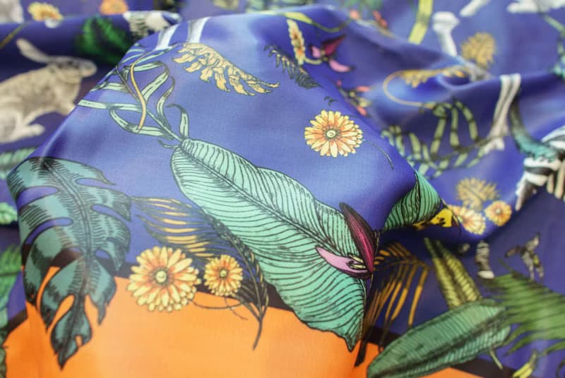 亞馬遜 - 深藍底絲巾／圍巾 (Amazon Scarf in Dark Blue with Orange boarder)
