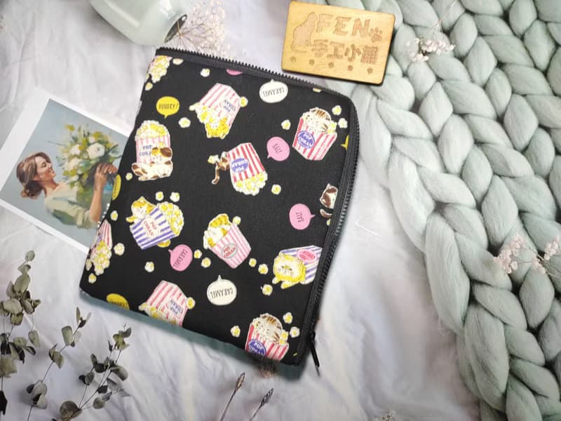 袋物系列-日本限量布爆米花貓L型拉鍊袋鋪棉-電子書保護套-7.8吋