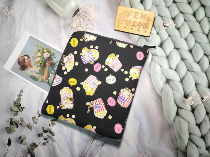 袋物系列-日本限量布爆米花貓L型拉鍊袋鋪棉-電子書保護套-7.8吋