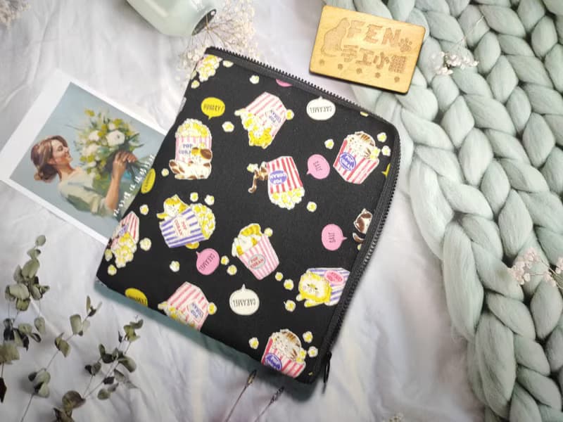 袋物系列-日本限量布爆米花貓L型拉鍊袋鋪棉-電子書保護套-7.8吋