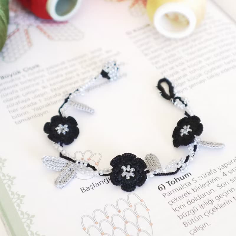 レース編みのブレスレット【マリー】ブラック and シルバー