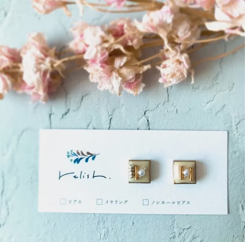淡い イエロー 美濃焼 タイル 金継ぎ ライン ピアス イヤリング ノンホールピアス スクエア 小ぶり 小さい シンプル 陶器 黄色 ゴールド 金 ビーズ