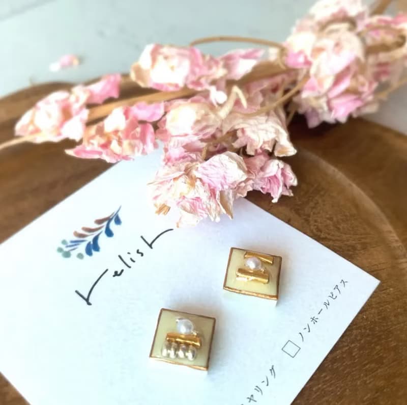 淡い イエロー 美濃焼 タイル 金継ぎ ライン ピアス イヤリング ノンホールピアス スクエア 小ぶり 小さい シンプル 陶器 黄色 ゴールド 金 ビーズ