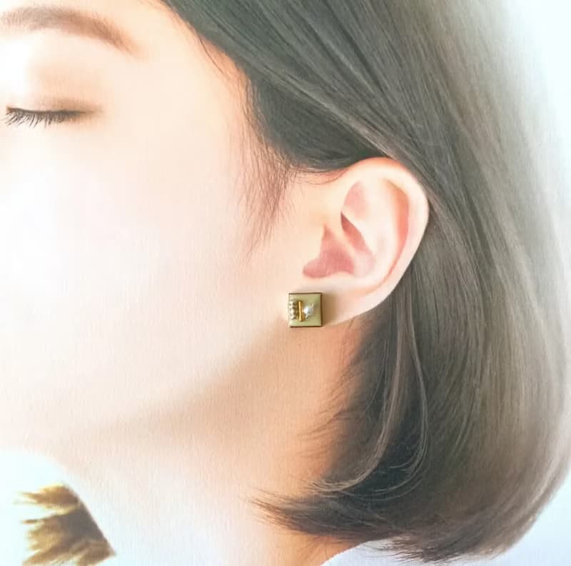 淡い イエロー 美濃焼 タイル 金継ぎ ライン ピアス イヤリング ノンホールピアス スクエア 小ぶり 小さい シンプル 陶器 黄色 ゴールド 金 ビーズ