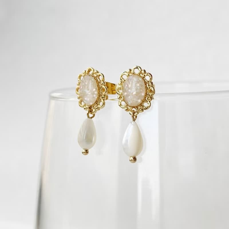 天然貝カボションマザーオブパールピアス/イヤリング