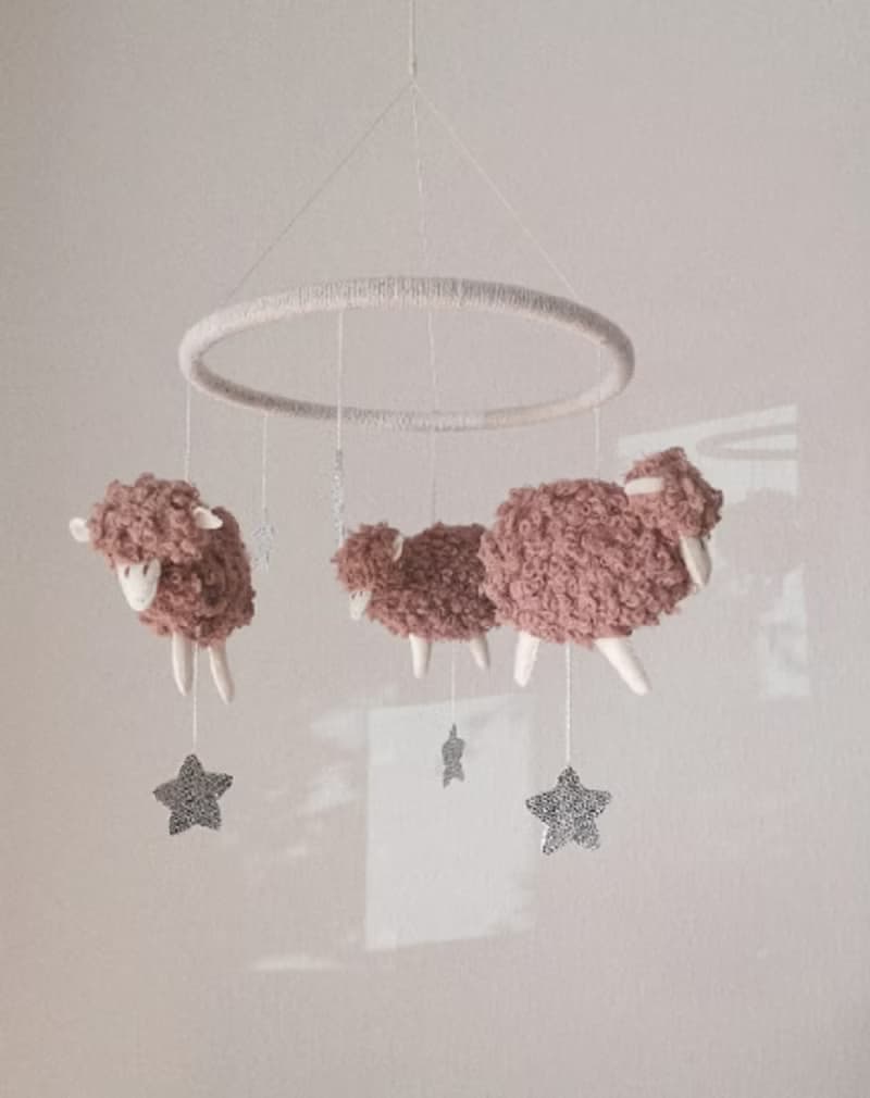 Crib baby mobile Sheep, Baby mobile Pink, Boucle crib toys