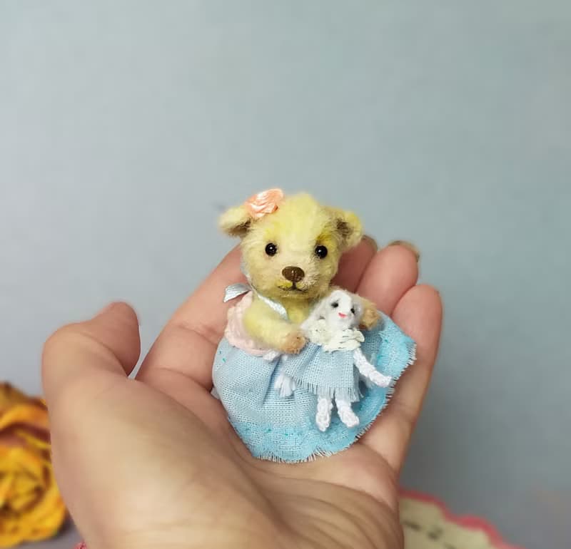 一只小熊与一个娃娃的微型针织收藏小雕像