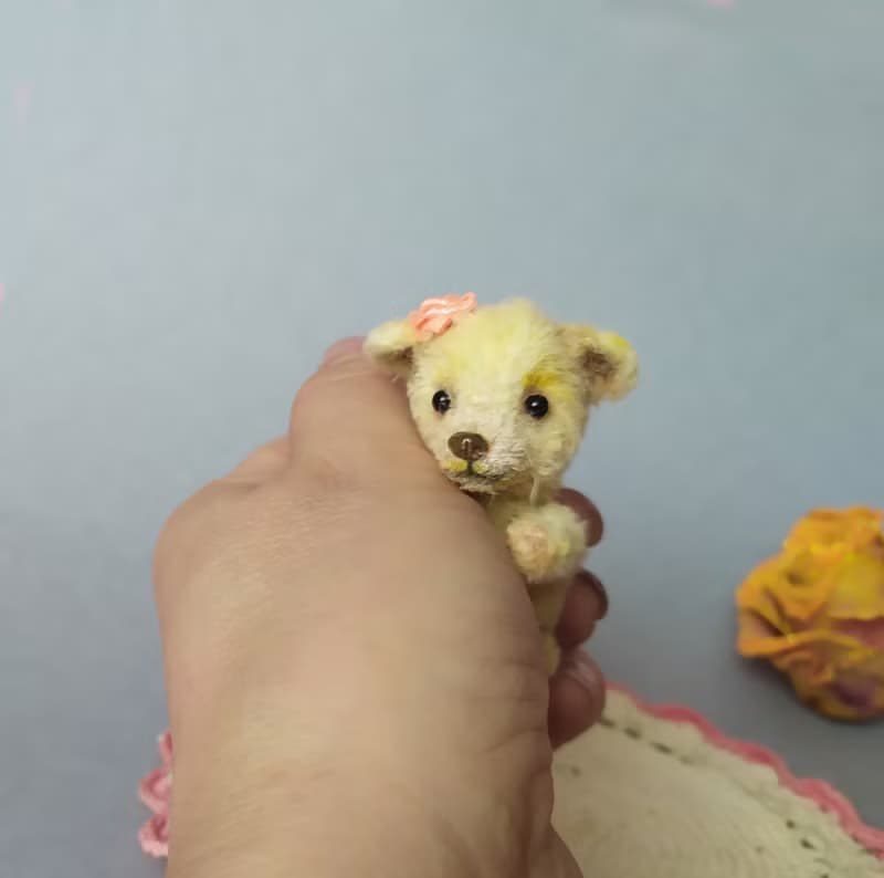 一只小熊与一个娃娃的微型针织收藏小雕像