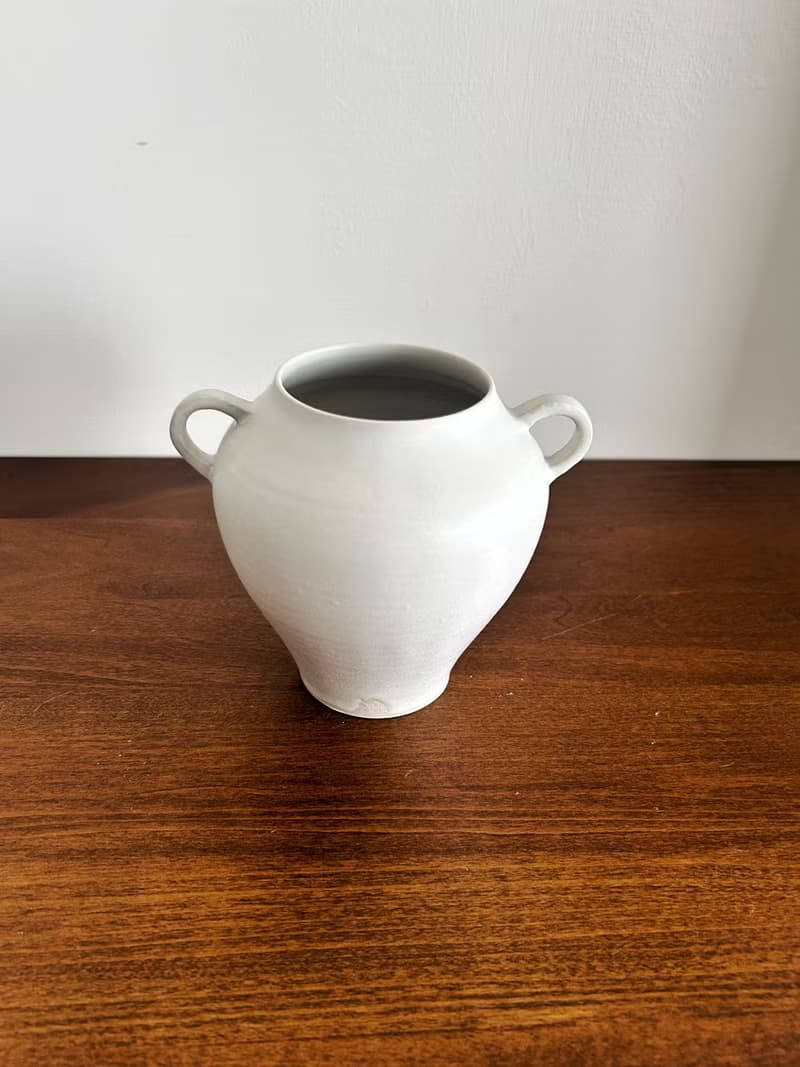 霧白釉雙耳花器