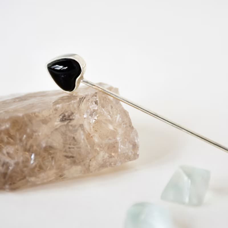 手製黑色心形安力士配925銀胸針