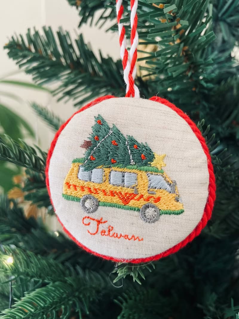 幼兒園娃娃車與聖誕樹刺繡裝飾品
