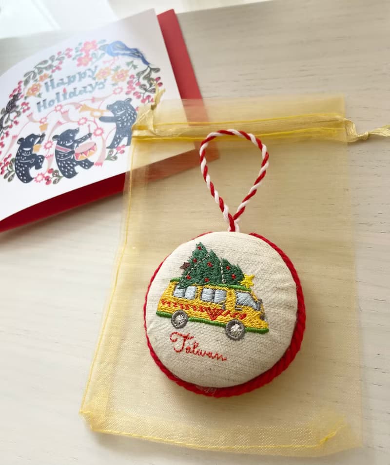 幼兒園娃娃車與聖誕樹刺繡裝飾品