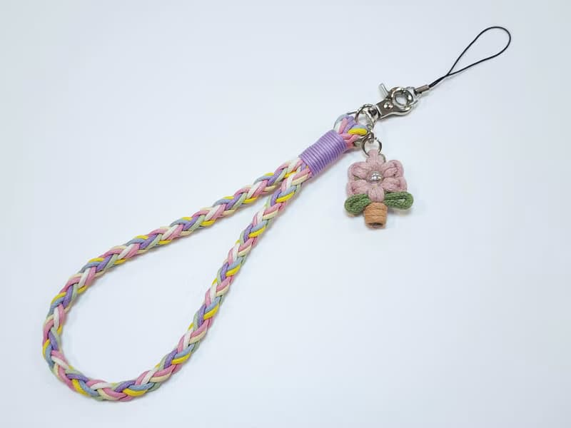 Paris*Le Bonheun。幸福手作。 花朵臘線編織手機繩。童趣