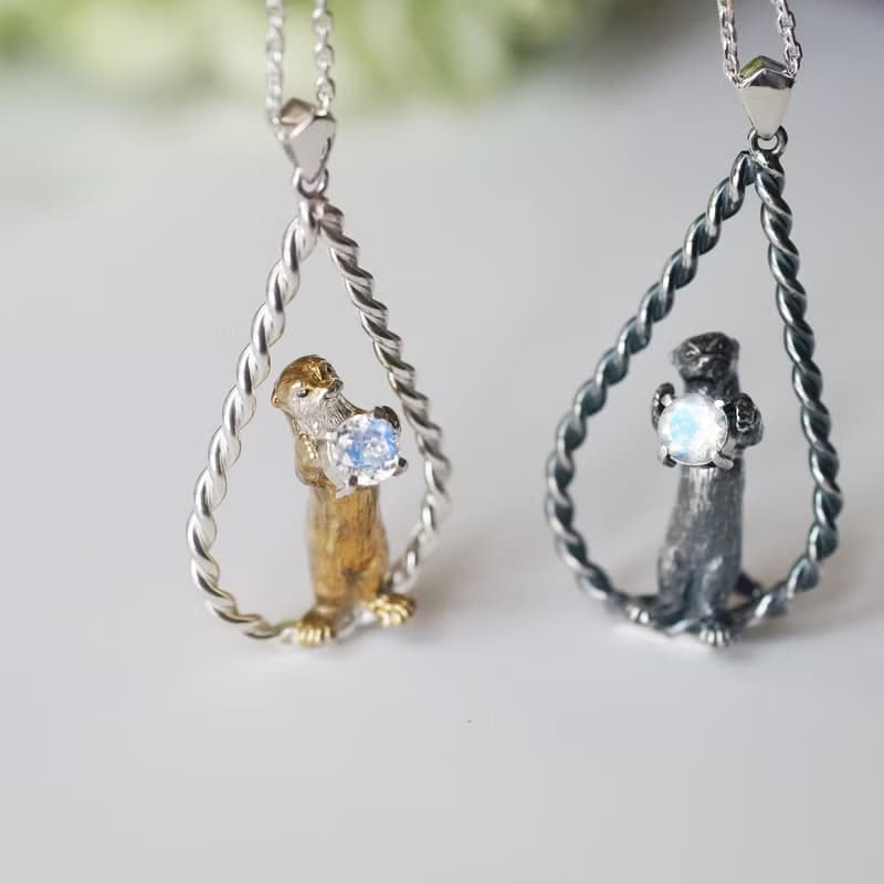 ロイヤルブルームーンストーン花束をささげるコツメカワウソのペンダント 燻し