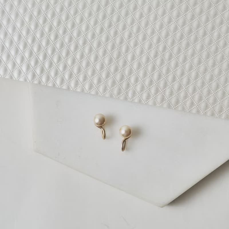 swarovski 迷你珍珠 無痛貼耳夾 / 經典白