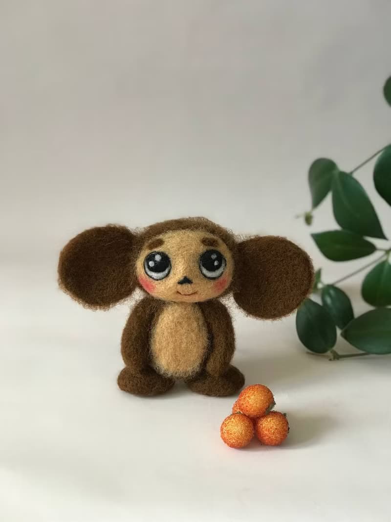 切布拉什卡玩具。 Cheburashka 氈制雕塑。 切巴什卡毛絨