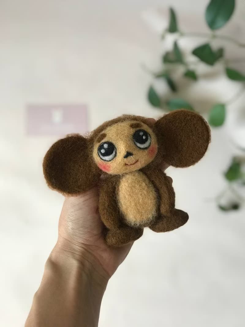 切布拉什卡玩具。 Cheburashka 氈制雕塑。 切巴什卡毛絨