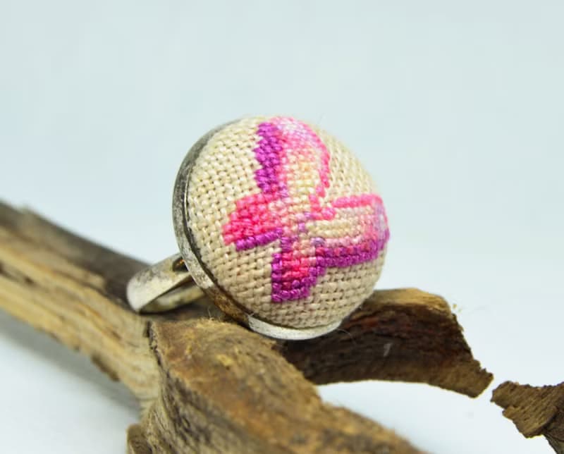 粉色蝴蝶刺繡圓環十字繡精緻首飾為她手工製作的禮物