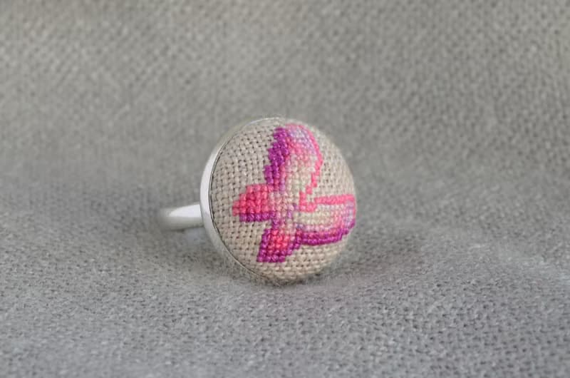 粉色蝴蝶刺繡圓環十字繡精緻首飾為她手工製作的禮物