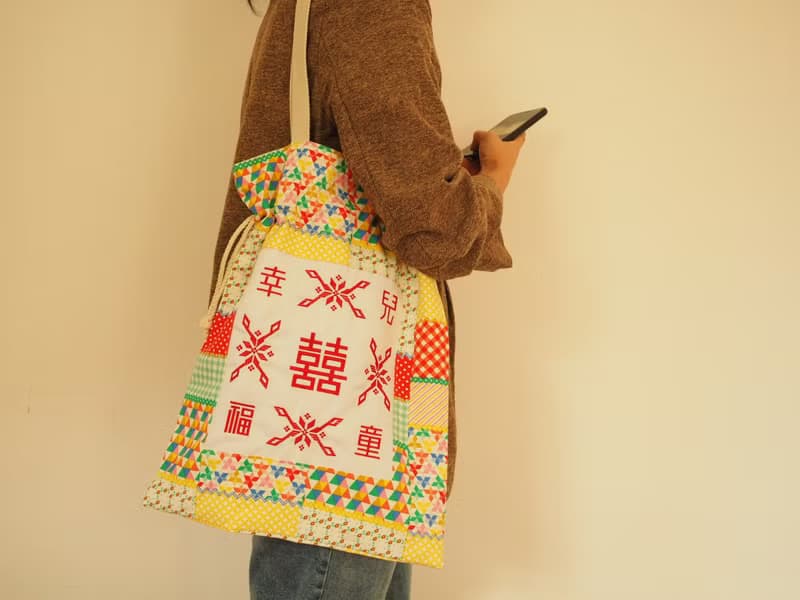 英國製作 懷舊幸福兒童 彩色田園拼布 手挽側揹索繩袋