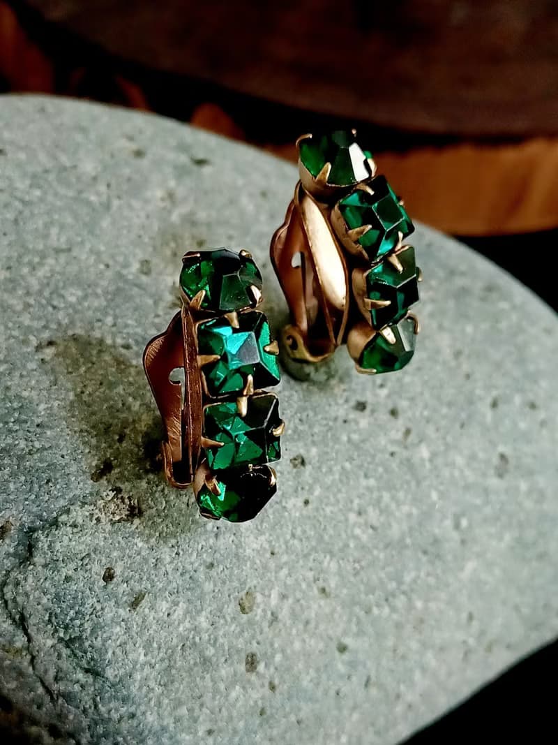 vintage jewelry  極簡翠綠萊茵 夾式耳環