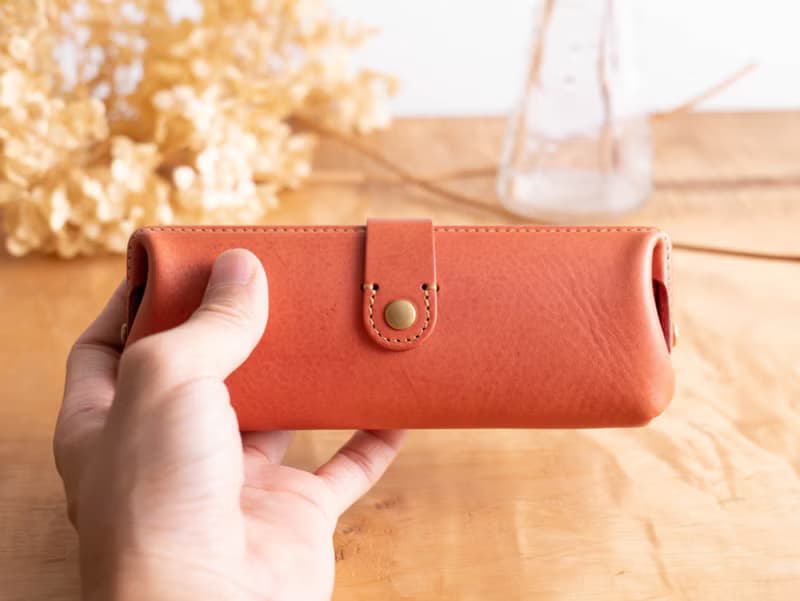 Paka-glass Slim #Coral イタリアンレザーの眼鏡ケース【入学祝】【就職祝】【カスタム可能なギフト】