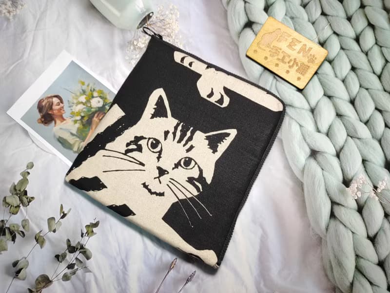 袋物系列-日本知名設計師厚棉布黑底米白大貓咪L型拉鍊袋-電子書