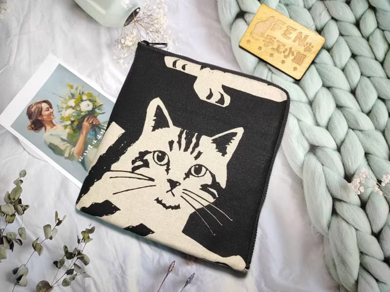 袋物系列-日本知名設計師厚棉布黑底米白大貓咪L型拉鍊袋-電子書