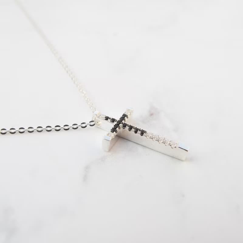 【美鑽銀飾】輕奢風黑鋯石十字架 | 925純銀鎖骨項鍊 | 大員囡仔