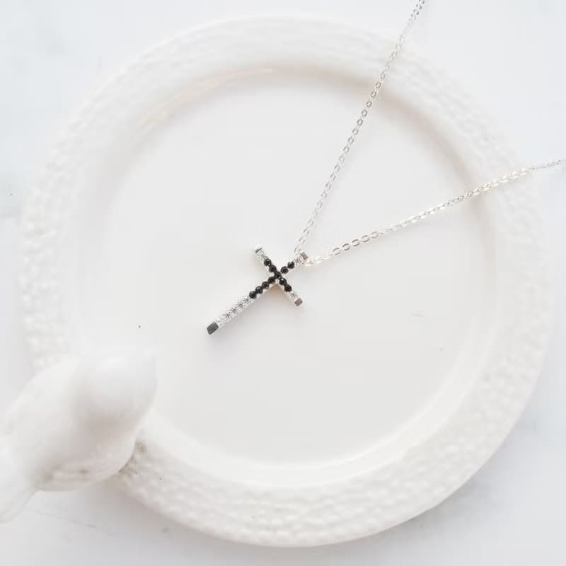 【美鑽銀飾】輕奢風黑鋯石十字架 | 925純銀鎖骨項鍊 | 大員囡仔