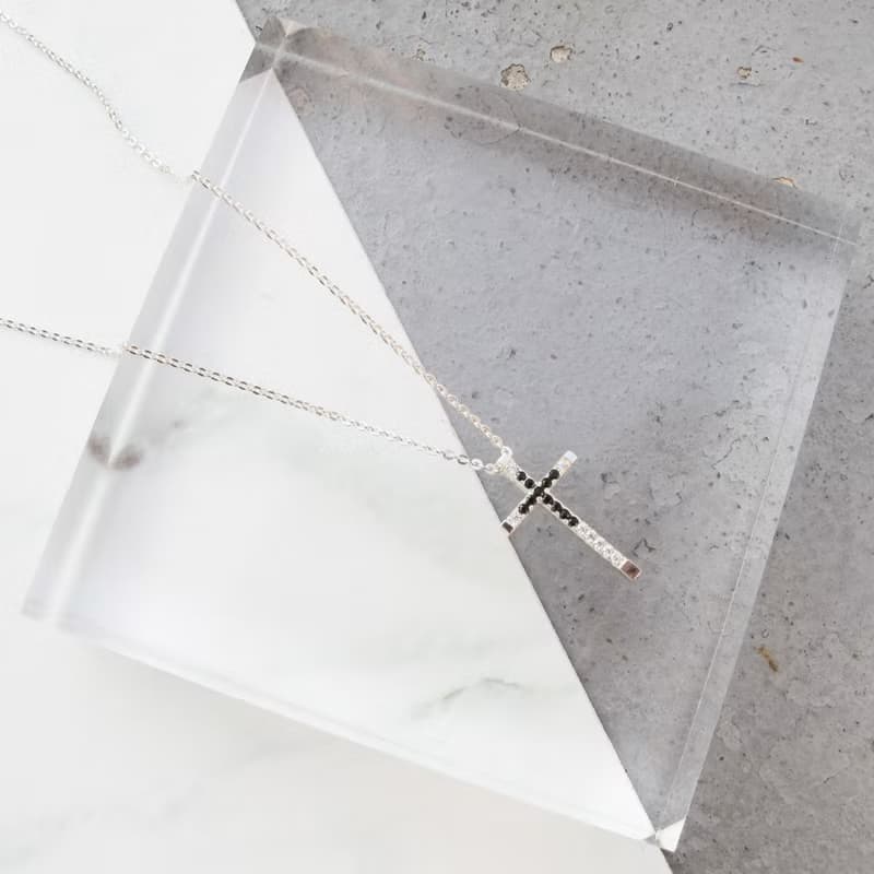 【美鑽銀飾】輕奢風黑鋯石十字架 | 925純銀鎖骨項鍊 | 大員囡仔