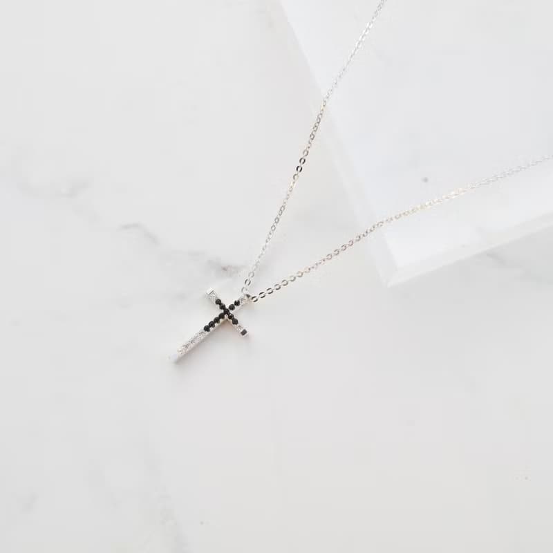 【美鑽銀飾】輕奢風黑鋯石十字架 | 925純銀鎖骨項鍊 | 大員囡仔