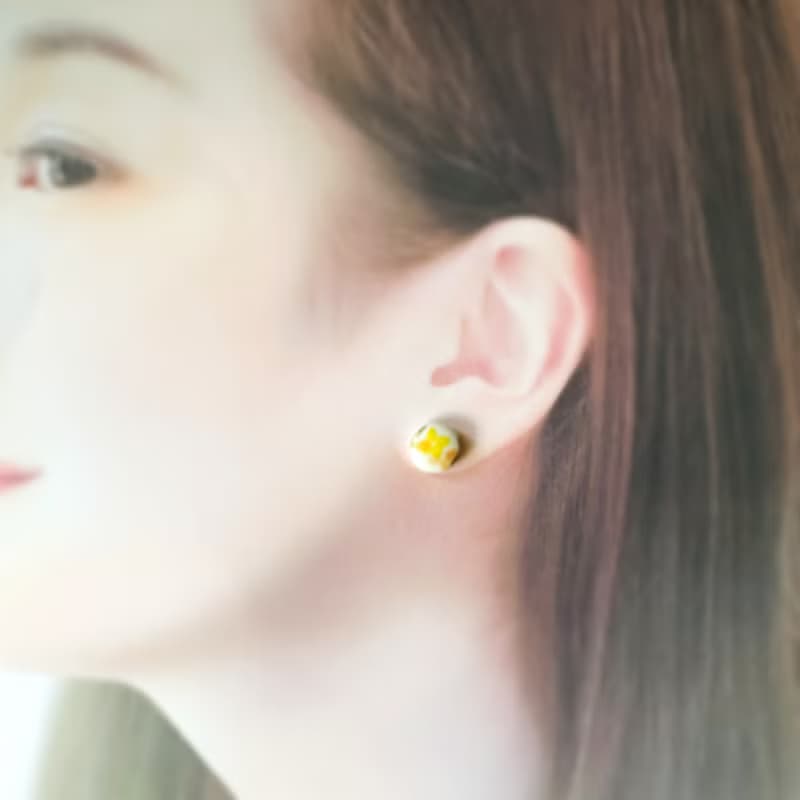 小ぶり お花 陶器 金継ぎ ピアス イヤリング ノンホールピアス 小さい シンプル 花 オレンジ イエロー 黄色 橙 ゴールド 金 ギフト プレゼント 贈り物