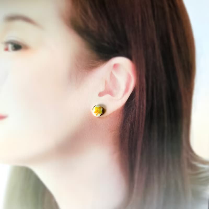 小ぶり お花 陶器 金継ぎ ピアス イヤリング ノンホールピアス 小さい シンプル 花 オレンジ イエロー 黄色 橙 ゴールド 金 ギフト プレゼント 贈り物