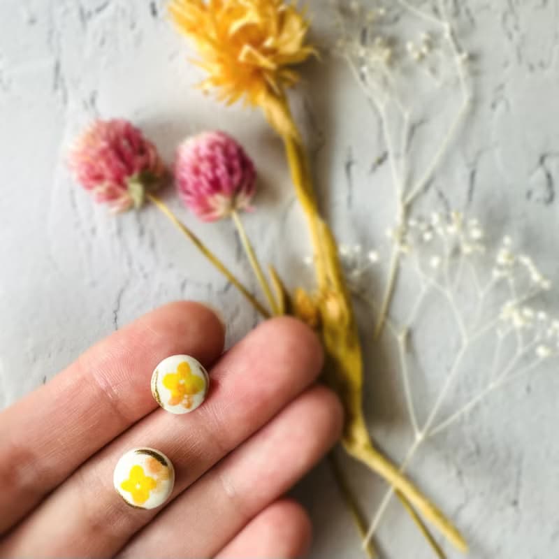 小ぶり お花 陶器 金継ぎ ピアス イヤリング ノンホールピアス 小さい シンプル 花 オレンジ イエロー 黄色 橙 ゴールド 金 ギフト プレゼント 贈り物